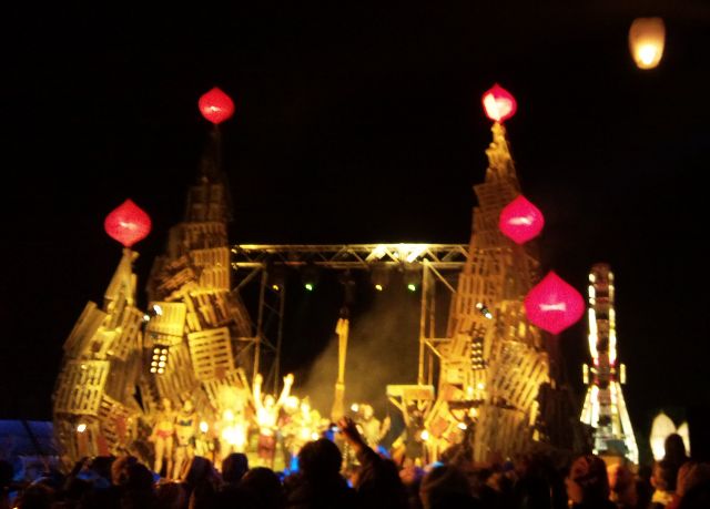 Electric Picnic - Launching The Fire Lantern